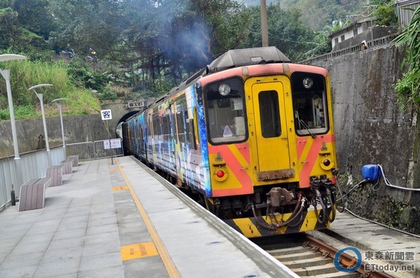 “全臺灣最美鐵路支線”─深澳線,年初因海科館開幕而復(fù)駛,未來更將向西連結(jié)至菁桐車站 “全臺灣最美鐵路支線”─深澳線,年初因海科館開幕而復(fù)駛,未來更將向西連結(jié)至菁桐車站