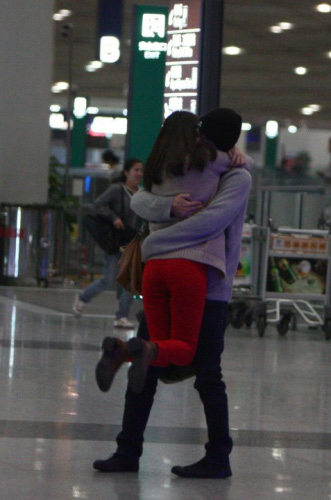 高圓圓飛撲趙又廷,彷彿拍電影 高圓圓飛撲趙又廷,彷彿拍電影