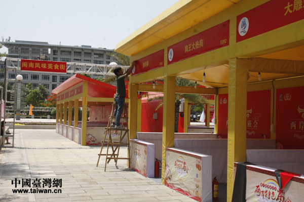 廟會的基礎設施工作已進入收尾階段,現場布置人員做最后修補。 廟會的基礎設施工作已進入收尾階段,現場布置人員做最后修補。