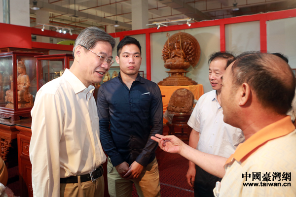 張志軍參觀考察莆田工藝美術(shù)城,與商家親切交談。 張志軍參觀考察莆田工藝美術(shù)城,與商家親切交談。