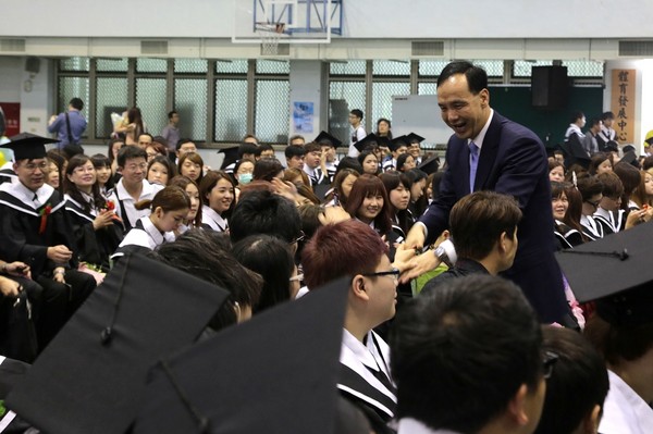 朱立倫出席畢業典禮,叮嚀學生:千萬不要從政 朱立倫出席畢業典禮,叮嚀學生:千萬不要從政