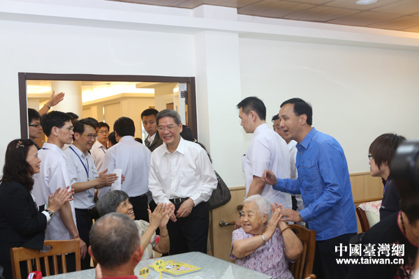 時(shí)政,兩岸關(guān)系,國臺(tái)辦主任張志軍在新北市長朱立倫陪同下,前往新北市土城頂埔公共托老中心參訪。 時(shí)政,兩岸關(guān)系,國臺(tái)辦主任張志軍在新北市長朱立倫陪同下,前往新北市土城頂埔公共托老中心參訪。