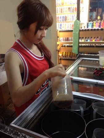 逛中原夜市驚見超可愛紅茶冰妹 逛中原夜市驚見超可愛紅茶冰妹