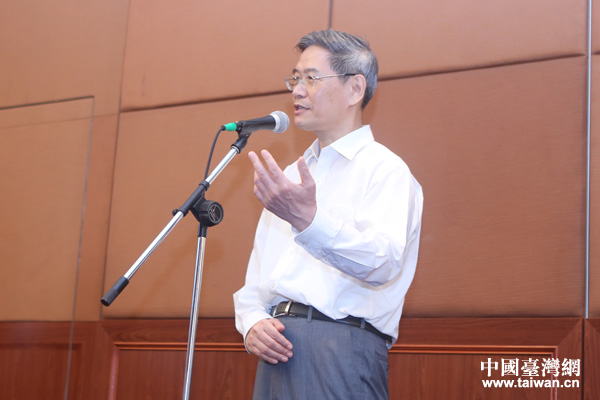 27日上午,在臺(tái)灣參訪的國(guó)臺(tái)辦主任張志軍來(lái)到高雄,會(huì)見(jiàn)了高雄市長(zhǎng)陳菊。會(huì)后,張志軍對(duì)媒體發(fā)表講話。 27日上午,在臺(tái)灣參訪的國(guó)臺(tái)辦主任張志軍來(lái)到高雄,會(huì)見(jiàn)了高雄市長(zhǎng)陳菊。會(huì)后,張志軍對(duì)媒體發(fā)表講話。