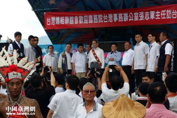 27日上午,張志軍參觀火山橋,臺灣媽祖聯誼會和當地民眾舉行隆重的歡迎儀式 27日上午,張志軍參觀火山橋,臺灣媽祖聯誼會和當地民眾舉行隆重的歡迎儀式