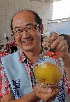 胡志強(qiáng)將會張志軍欲以"瓶中梨"當(dāng)伴手禮 推銷農(nóng)產(chǎn)品 胡志強(qiáng)將會張志軍欲以"瓶中梨"當(dāng)伴手禮 推銷農(nóng)產(chǎn)品