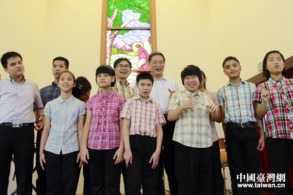 時(shí)政,兩岸關(guān)系, 張志軍參訪臺(tái)中惠明盲校并上臺(tái)與孩子們合照。 時(shí)政,兩岸關(guān)系, 張志軍參訪臺(tái)中惠明盲校并上臺(tái)與孩子們合照。