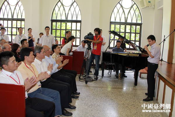 時(shí)政,兩岸關(guān)系,張志軍與胡志強(qiáng)一同觀看盲臺(tái)中市慧明盲校學(xué)童音樂表演 時(shí)政,兩岸關(guān)系,張志軍與胡志強(qiáng)一同觀看盲臺(tái)中市慧明盲校學(xué)童音樂表演