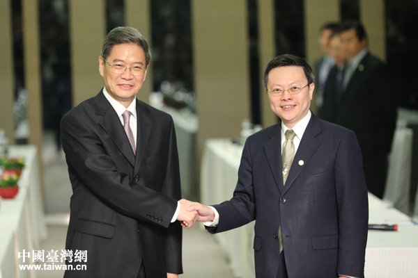 首次赴臺參訪的國臺辦主任張志軍,與臺灣方面陸委會主委王郁琦舉行第二次正式會面,達(dá)成積極共識 首次赴臺參訪的國臺辦主任張志軍,與臺灣方面陸委會主委王郁琦舉行第二次正式會面,達(dá)成積極共識