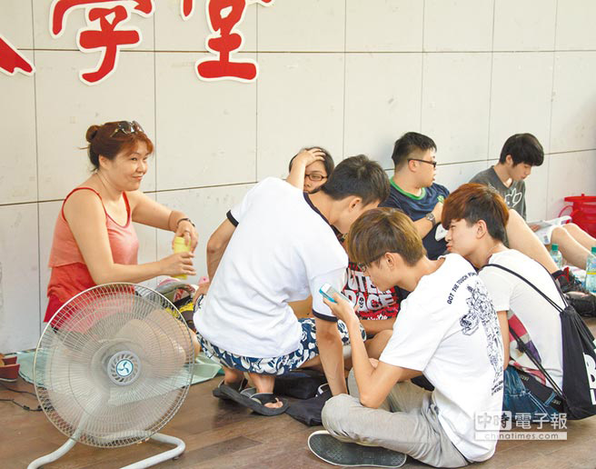 近兩天,臺灣天氣炎熱。指考第2天,節(jié)節(jié)升高的氣溫逼得考生和陪考家長都受不了,為了消暑只好搬出電風(fēng)扇 近兩天,臺灣天氣炎熱。指考第2天,節(jié)節(jié)升高的氣溫逼得考生和陪考家長都受不了,為了消暑只好搬出電風(fēng)扇