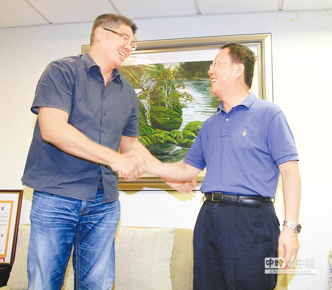 連勝文登門致歉化"心結(jié)" 丁守中大度"握手言合" 連勝文登門致歉化"心結(jié)" 丁守中大度"握手言合"