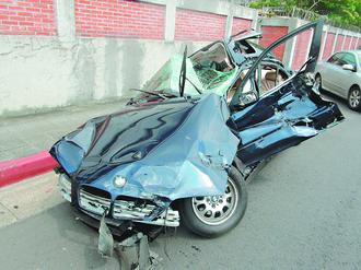 胡姓女子傷重急救不治,她駕駛的BMW轎車嚴(yán)重受損。 胡姓女子傷重急救不治,她駕駛的BMW轎車嚴(yán)重受損。