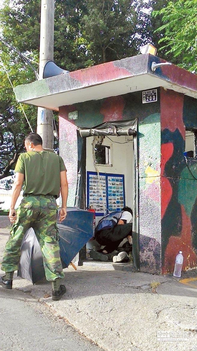 時政 臺灣 臺灣海軍連續(xù)兩天發(fā)生士兵自殺事件,臺東的劉姓自愿役下士疑似舉槍自盡。 時政 臺灣 臺灣海軍連續(xù)兩天發(fā)生士兵自殺事件,臺東的劉姓自愿役下士疑似舉槍自盡。