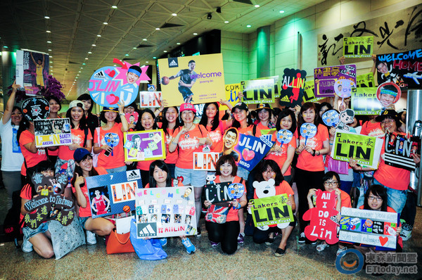 林書豪預計晚間抵臺 球迷換“紫金裝”接機 林書豪預計晚間抵臺 球迷換“紫金裝”接機