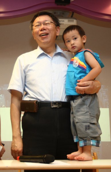 柯文哲強(qiáng)化輔選陣營,放言還有更大咖。(臺(tái)媒圖) 柯文哲強(qiáng)化輔選陣營,放言還有更大咖。(臺(tái)媒圖)