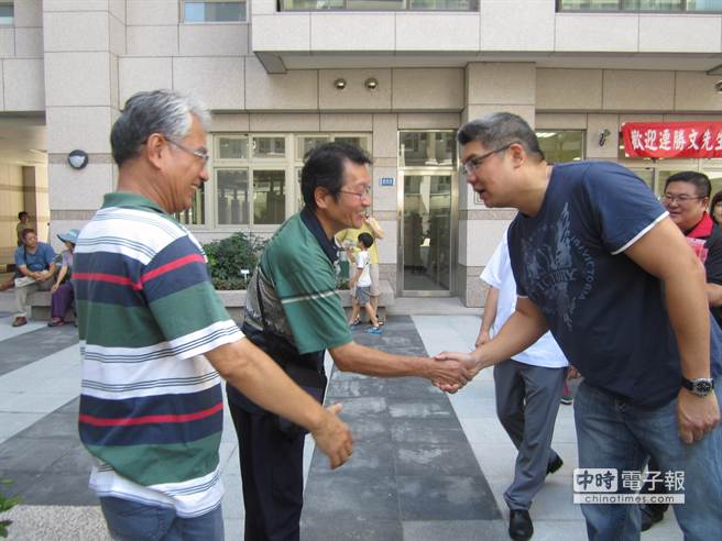 國民黨臺北市長參選人連勝文上午至萬華“樂群花園新城”拜訪住戶 國民黨臺北市長參選人連勝文上午至萬華“樂群花園新城”拜訪住戶