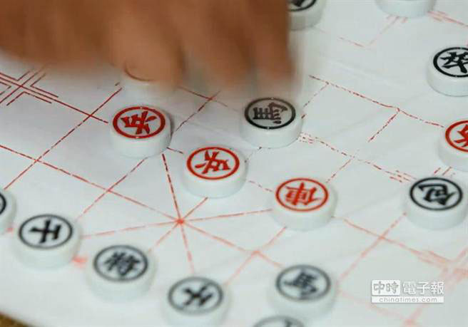 《魯蛇家的逆襲》,劇中人物拿“炮”吃掉“馬”后,高喊“將軍”,網(wǎng)友質(zhì)疑難道胡志強(qiáng)要打臉馬英九 《魯蛇家的逆襲》,劇中人物拿“炮”吃掉“馬”后,高喊“將軍”,網(wǎng)友質(zhì)疑難道胡志強(qiáng)要打臉馬英九