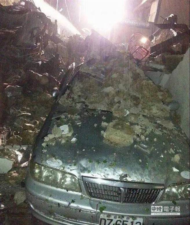 7月23日晚,臺灣復(fù)興班機迫降現(xiàn)場照。 7月23日晚,臺灣復(fù)興班機迫降現(xiàn)場照。