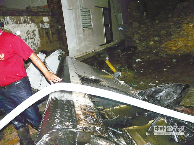 機(jī)身殘骸四散,機(jī)翼掉落民宅大門口。 機(jī)身殘骸四散,機(jī)翼掉落民宅大門口。