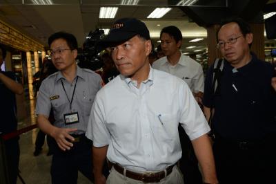 臺灣“交通部長”及調查人員趕赴澎湖墜機現場。(臺媒圖) 臺灣“交通部長”及調查人員趕赴澎湖墜機現場。(臺媒圖)