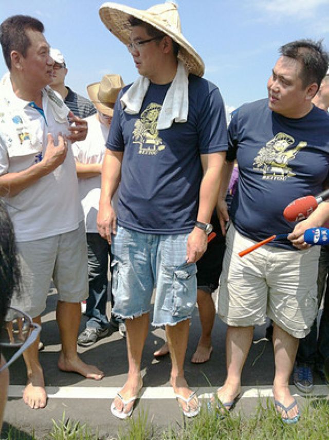 國民黨臺北市長參選人連勝文(中)26日上午在北投福德宮出席“北投割稻趣體驗活動”。 國民黨臺北市長參選人連勝文(中)26日上午在北投福德宮出席“北投割稻趣體驗活動”。