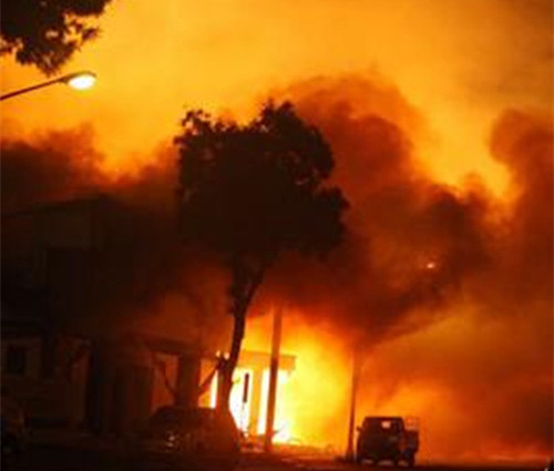 高雄市瓦斯外泄連環(huán)爆,現(xiàn)場(chǎng)猶如戰(zhàn)地,火警連夜搶救。 高雄市瓦斯外泄連環(huán)爆,現(xiàn)場(chǎng)猶如戰(zhàn)地,火警連夜搶救。