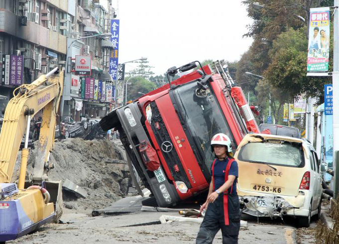 高雄市發生歷年來最大氣爆,凱旋路最嚴重整條馬路炸翻 高雄市發生歷年來最大氣爆,凱旋路最嚴重整條馬路炸翻