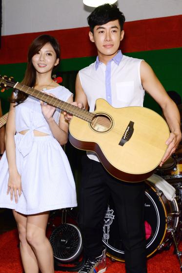 林昕陽(右)、豆花妹為公益而唱。 林昕陽(右)、豆花妹為公益而唱。