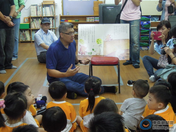 連勝文訪幼兒園講童話故事、跳健康操 自比勤奮小白兔 連勝文訪幼兒園講童話故事、跳健康操 自比勤奮小白兔
