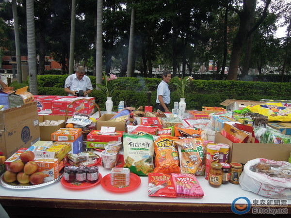 臺(tái)“行政院”舉行中元普渡 供品含泡面、餅干、薯片 臺(tái)“行政院”舉行中元普渡 供品含泡面、餅干、薯片