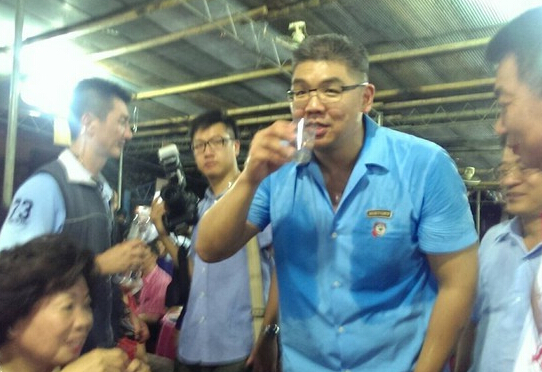 臺北市長參選人連勝文5日晚間“意外”與柯文哲同臺 臺北市長參選人連勝文5日晚間“意外”與柯文哲同臺