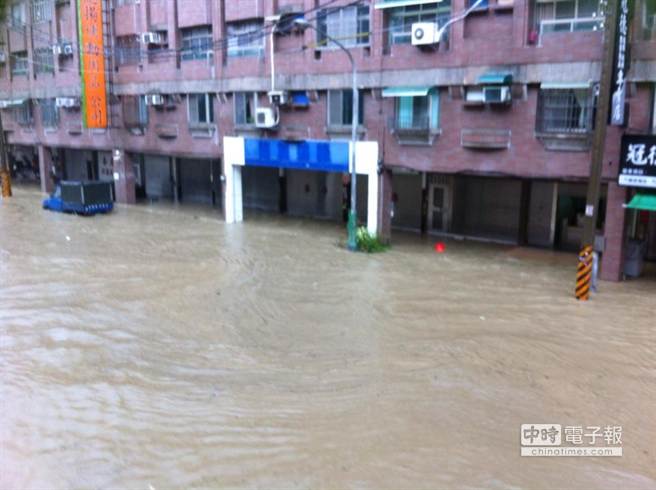 氣爆災區連夜大雨 高雄一片汪洋 氣爆災區連夜大雨 高雄一片汪洋