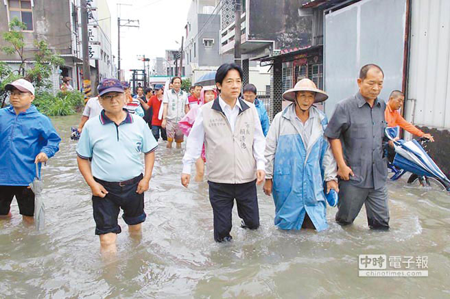 臺南市溪南地區成水鄉澤國,市長賴清德在受災區域勘災 臺南市溪南地區成水鄉澤國,市長賴清德在受災區域勘災