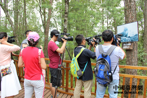 兩岸記者參訪滇西松山戰役戰場遺址。 兩岸記者參訪滇西松山戰役戰場遺址。