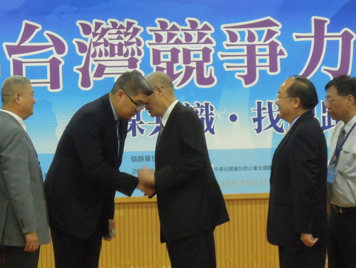 吳敦義與連勝文同臺,兩人講悄悄話 吳敦義與連勝文同臺,兩人講悄悄話