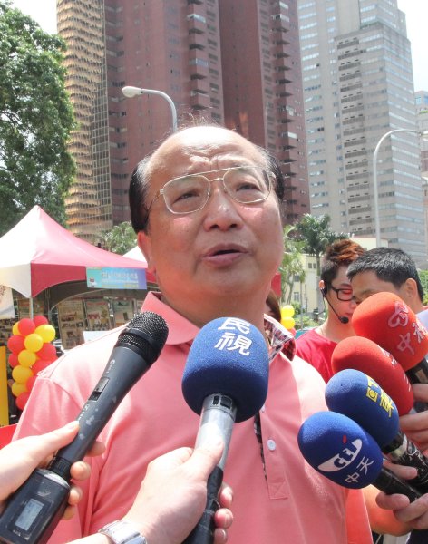 胡志強回應政見抄襲:汗水比口水重要。(臺媒圖) 胡志強回應政見抄襲:汗水比口水重要。(臺媒圖)