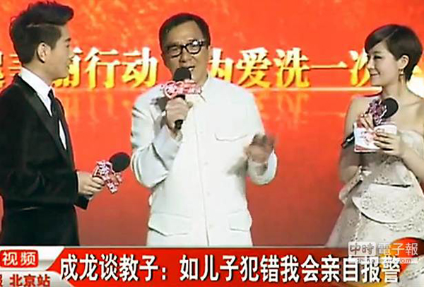 成龍(中)目前正為兒子染毒而頭痛不已 成龍(中)目前正為兒子染毒而頭痛不已