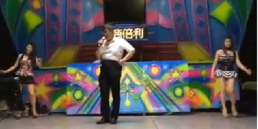 柯文哲叉腰獻唱《香港之夜》 柯文哲叉腰獻唱《香港之夜》
