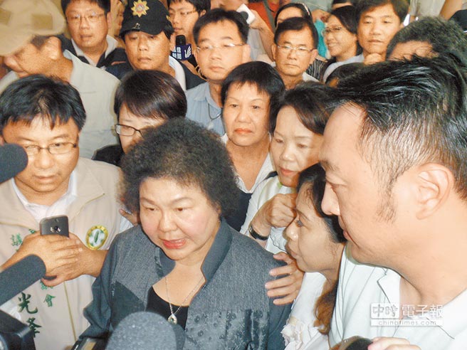 百余災民圍陳菊,市議長表態將控告市府瀆職殺人。(臺媒圖) 百余災民圍陳菊,市議長表態將控告市府瀆職殺人。(臺媒圖)