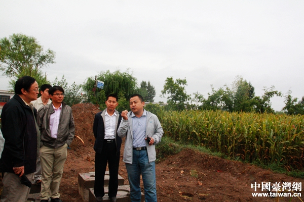 兩岸專家學者聽取當地育苗制種技術情況。 兩岸專家學者聽取當地育苗制種技術情況。