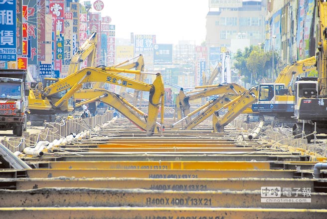 臺(tái)媒:高雄災(zāi)區(qū)路茫茫,善款發(fā)得亂糟糟。(臺(tái)媒圖) 臺(tái)媒:高雄災(zāi)區(qū)路茫茫,善款發(fā)得亂糟糟。(臺(tái)媒圖)