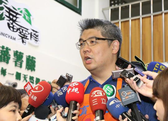 國(guó)民黨臺(tái)北市長(zhǎng)參選人連勝文表示,為推動(dòng)居住正義,會(huì)盡全力把一殯遷移 國(guó)民黨臺(tái)北市長(zhǎng)參選人連勝文表示,為推動(dòng)居住正義,會(huì)盡全力把一殯遷移