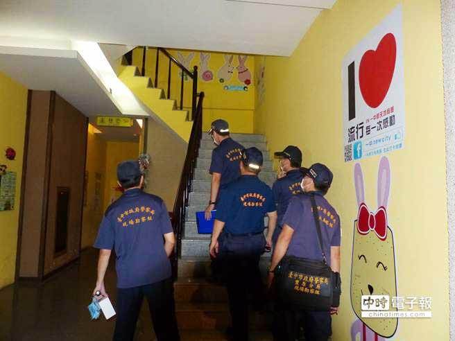 臺中市今晚傳槍響,警方跨區辦案,和歹徒駁火,造成一警察、一歹徒中彈。圖為鑒識小組現場采證 臺中市今晚傳槍響,警方跨區辦案,和歹徒駁火,造成一警察、一歹徒中彈。圖為鑒識小組現場采證