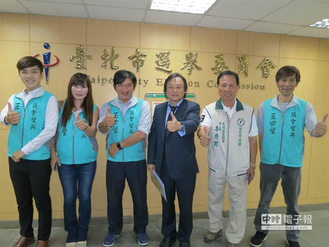 王世堅(jiān)昨日下午才低調(diào)赴選委會(huì)完成參選登記,今日便因緋聞宣布暫停競選活動(dòng) 王世堅(jiān)昨日下午才低調(diào)赴選委會(huì)完成參選登記,今日便因緋聞宣布暫停競選活動(dòng)