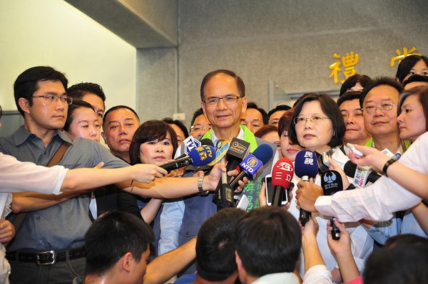 游錫堃在民進(jìn)黨主席蔡英文陪同下登記參選新北市長(zhǎng)。(臺(tái)媒圖) 游錫堃在民進(jìn)黨主席蔡英文陪同下登記參選新北市長(zhǎng)。(臺(tái)媒圖)