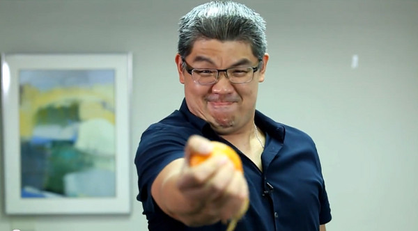 國民黨臺北市長參選人連勝文,拍攝空手捏爆“橘子”的畫面,以自嘲、幽默方式,響應外界對他所做的人身攻擊 國民黨臺北市長參選人連勝文,拍攝空手捏爆“橘子”的畫面,以自嘲、幽默方式,響應外界對他所做的人身攻擊