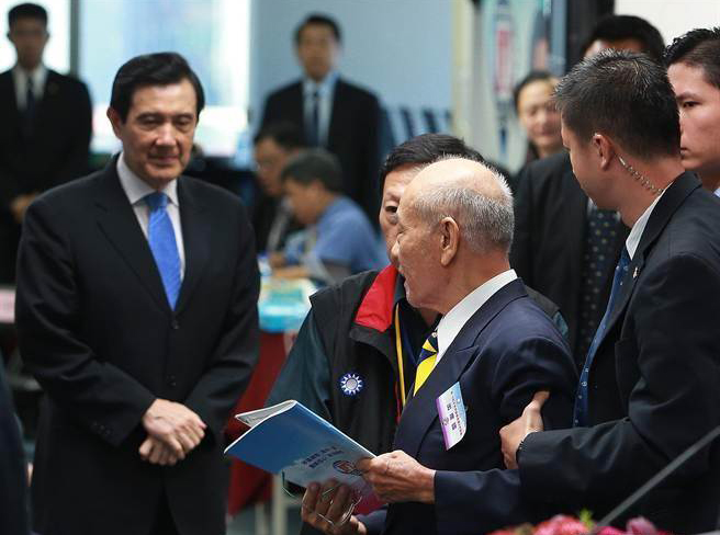 國民黨中評委蔡碧詹不滿之前會(huì)議上對農(nóng)民問題發(fā)言,相關(guān)單位未處理。馬英九立即起身向下跪的中評委致意 國民黨中評委蔡碧詹不滿之前會(huì)議上對農(nóng)民問題發(fā)言,相關(guān)單位未處理。馬英九立即起身向下跪的中評委致意