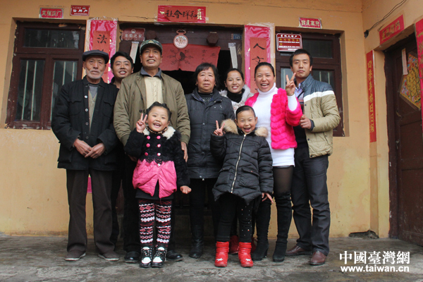 記者為六盤水盤縣“噠啦仙谷”里吉成旭一家拍攝“全家福”(中國臺灣網 宣玲玲 攝) 記者為六盤水盤縣“噠啦仙谷”里吉成旭一家拍攝“全家福”(中國臺灣網 宣玲玲 攝)