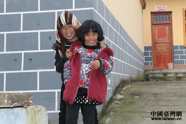 在“噠啦仙谷”里玩耍的孩子在鏡頭前歡樂的嬉鬧。(中國臺灣網 宣玲玲 攝) 在“噠啦仙谷”里玩耍的孩子在鏡頭前歡樂的嬉鬧。(中國臺灣網 宣玲玲 攝)