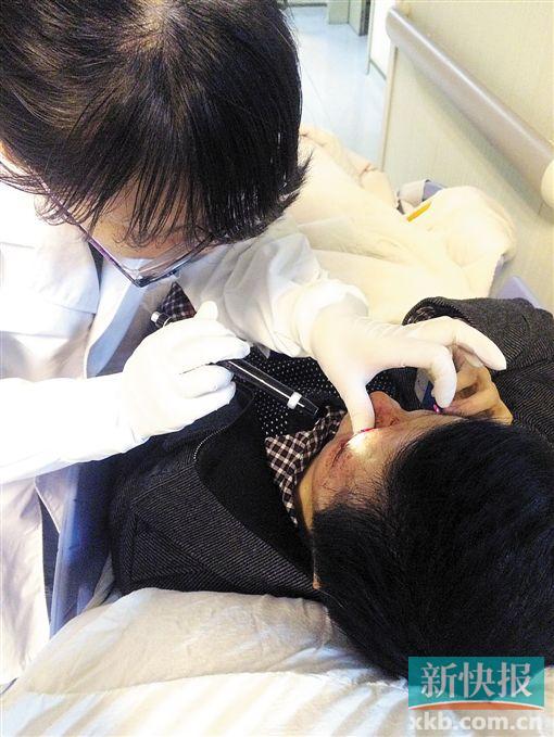 奧迪司機違章剮蹭小車 欲離開被攔暴打對方夫婦 奧迪司機違章剮蹭小車 欲離開被攔暴打對方夫婦